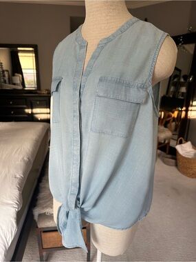 Chico's Light Blue Sleeveless Tie-Front Pocket Chambray Top, size 2 (medium)